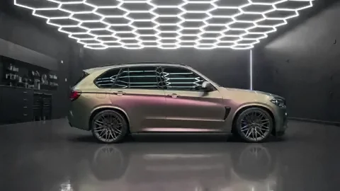 BMW X5 M, Color-shift wrap + chrome delete (studio illustration), photo 1