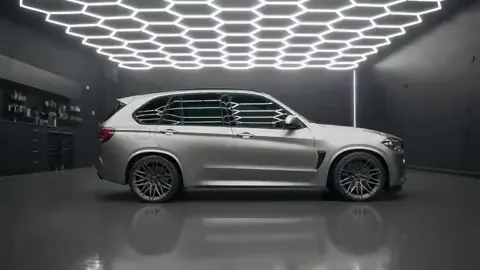 BMW X5 M, Color-shift wrap + chrome delete (studio illustration), photo 2