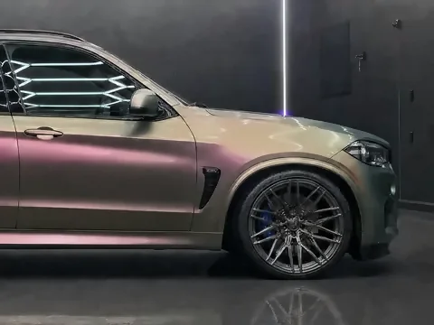 BMW X5 M, Color-shift wrap + chrome delete (studio illustration), photo 3
