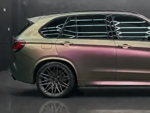 BMW X5 M, Color-shift wrap + chrome delete (studio illustration), photo 4