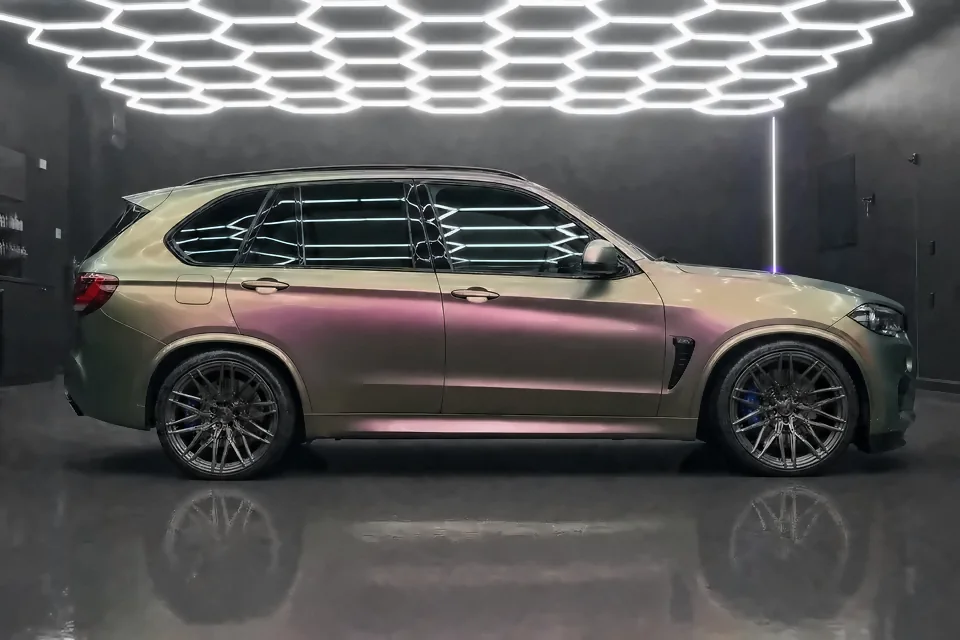 BMW X5 M, Color-shift wrap + chrome delete