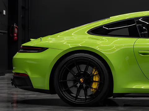 Porsche 911 GTS, Full wrap · Inozetek Super Gloss Signal Green (studio illustration), photo 4