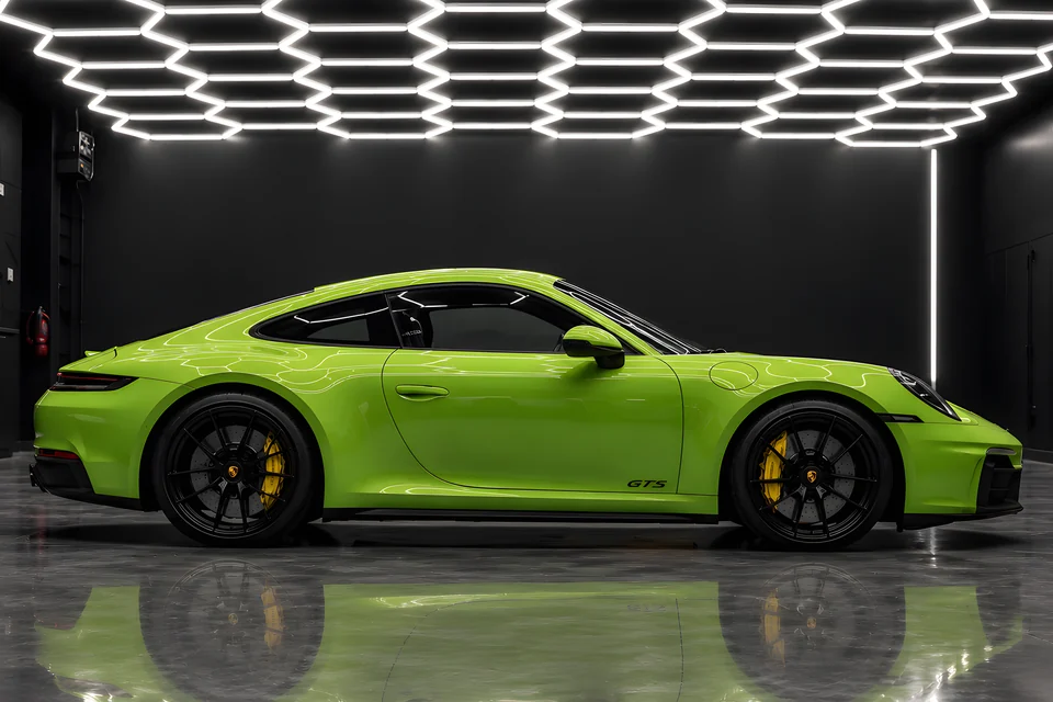 Porsche 911 GTS, Full wrap · Inozetek Super Gloss Signal Green
